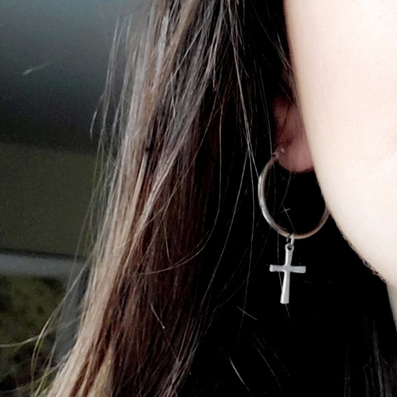NWOT 25mm Silver Cross Huggie Earrings - Picture 16 of 16